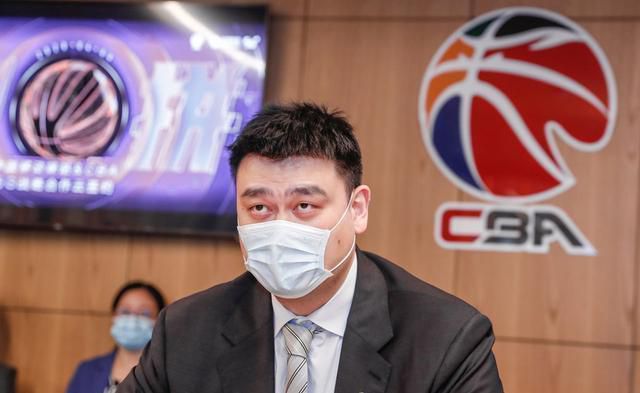 在她丈夫面前